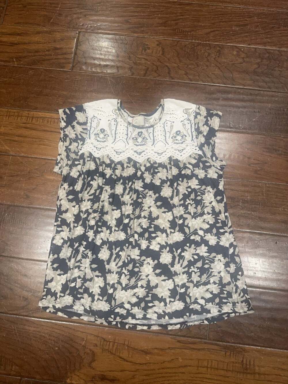 A-M-I-S STCL Floral Embroidered Eyelet Top Size XS